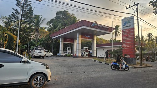 Antrean panjang mobil untuk mendapatkan BBM di Nusa Penida, Kamis (5/10/2023). (Putu Krista)