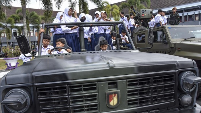 Anggota TNI AD menjelaskan alat utama sistem senjata (Alutsista) kepada siswa pada Pameran Alutsista di halaman Pendopo, Kabupaten Ciamis, Jawa Barat, Kamis (5/10/2023). Pameran yang digelar Kodim 0613/Ciamis dan Batalyon Infanteri 323/Buaya Putih Kota Banjar tersebut untuk memperkenalkan Alutsista TNI kepada masyarakat dalam rangka memperingati HUT Ke-78 TNI. ANTARA FOTO/Adeng Bustomi/YU
