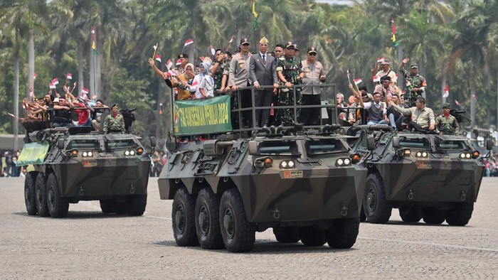 Pj Gubernur DKI Jakarta Heru Budi Hartono (tengah) bersama jajaran Forkopimda DKI Jakarta dan masyarakat menaiki panser Anoa saat mengikuti parade alutsista peringatan HUT ke-78 TNI di Lapangan Silang Monumen Nasional (Monas), Gambir, Jakarta, Kamis (5/10/2023). HUT ke-78 TNI tersebut diikuti 4.630 personel dan menampilkan 130 alutsista dari tiga matra TNI.  ANTARA FOTO/Akbar Nugroho Gumay/wpa/tom.