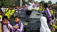 Sejumlah siswa SD menaiki kendaraan taktis TNI saat peringatan HUT ke-78 TNI di Lapangan Tegar Beriman, Cibinong, Kabupaten Bogor, Jawa Barat, Kamis (5/10/2023). HUT ke-78 TNI mengangkat tema TNI Patriot NKRI: Pengawal Demokrasi untuk Indonesia Maju. ANTARA FOTO/Yulius Satria Wijaya  