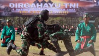 Prajurit TNI menampilkan atraksi bela diri militer saat peringatan HUT ke-78 TNI di Lapangan Puputan Margarana, Denpasar, Bali, Kamis (5/10/2023). Kegiatan yang digelar oleh Kodam IX/Udayana tersebut mengusung tema TNI Patriot NKRI Pengawal Demokrasi untuk Indonesia Maju dengan menampilkan atraksi bela diri militer dan defile pasukan. ANTARA FOTO/Nyoman Hendra Wibowo  