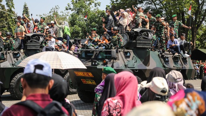 Prajurit TNI bersama masyarakat menaiki panser Anoa saat mengikuti parade alutsista pada peringatan HUT ke-78 TNI di Lapangan Kodam IV/Diponegoro, Semarang, Jawa Tengah, Kamis (5/10/2023). HUT ke-78 TNI mengangkat tema TNI Patriot NKRI: Pengawal Demokrasi untuk Indonesia Maju. ANTARA FOTO/Makna Zaezar/tom.