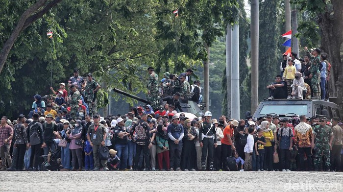 Antusias Warga di Perayaan HUT ke-78 TNI Antusias Warga di Perayaan HUT ke-78 TNI