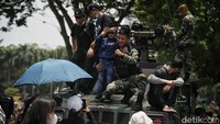 Tak hanya dewasa, anak-anak pun ikut mebaur bersama prajurit TNI.