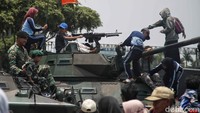 Anak-anak terlihat sangat semringah naik sejumlah alutsista yang dipamerkan.