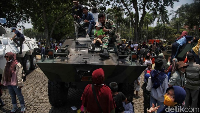 Antusias Warga di Perayaan HUT ke-78 TNI Antusias Warga di Perayaan HUT ke-78 TNI