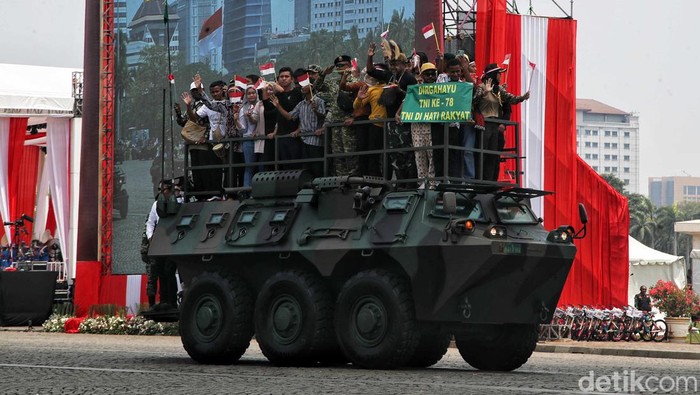 Antusias Warga di Perayaan HUT ke-78 TNI Antusias Warga di Perayaan HUT ke-78 TNI