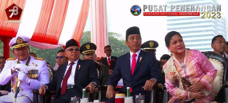 Antusiasnya Jokowi dan Iriana tonton atraksi udara di HUT TNI (dok. YouTube Puspen TNI)