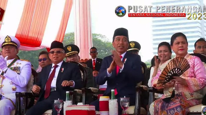 Antusiasnya Jokowi dan Iriana tonton atraksi udara di HUT TNI (dok. YouTube Puspen TNI)