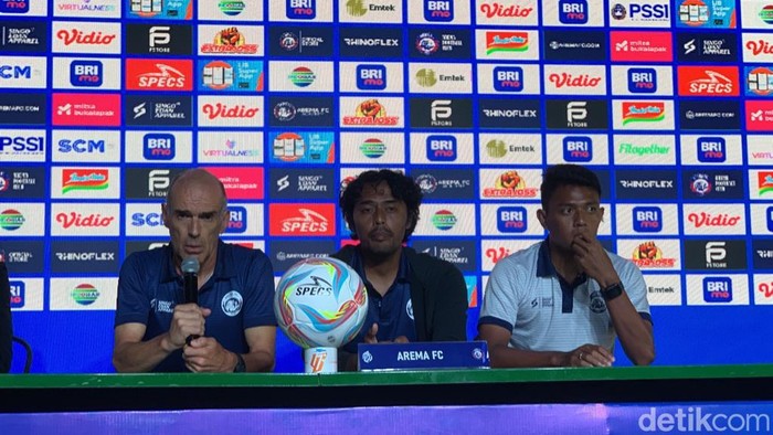Pelatih Arema FC Fernando Valente dan penyerang Arema Dedik Setiawan, Kamis (10/5/2023) di Gianyar.