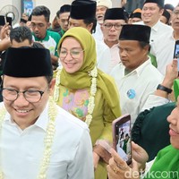 Muhaimin Iskandar, cawapres Anies Baswedan, juga didampingi istri saat mendaftar Pilpres 2024. Istri pria yang akrab disapa Cak Imin ini adalah Rustini Murtadho. Cak Imin dan Rustini telah mengarungi bahtera rumah tangga selama 28 tahun. Foto: Anang Firmansyah/detikJateng