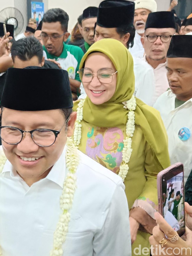 Muhaimin Iskandar, cawapres Anies Baswedan, juga didampingi istri saat mendaftar Pilpres 2024. Istri pria yang akrab disapa Cak Imin ini adalah Rustini Murtadho. Cak Imin dan Rustini telah mengarungi bahtera rumah tangga selama 28 tahun. Foto: Anang Firmansyah/detikJateng