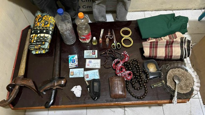 Barang yang digunakan pelaku untuk praktek perdukunan menggandakan uang. (Foto: Dok. Polres Langkat)