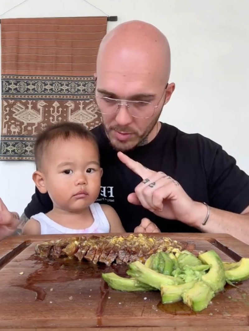 Beri Makan Anaknya Daging Mentah, Ayah Ini Yakin Bermanfaat