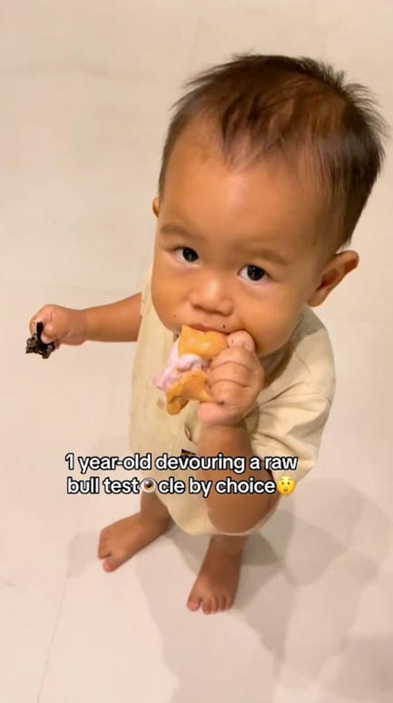 Beri Makan Anaknya Daging Mentah, Ayah Ini Yakin Bermanfaat