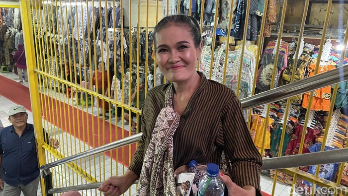 Para peserta fashion show ini berasal dari para pedagang maupun buruh gendong pasar. Event ini digelar Kamis (5/10/2023).