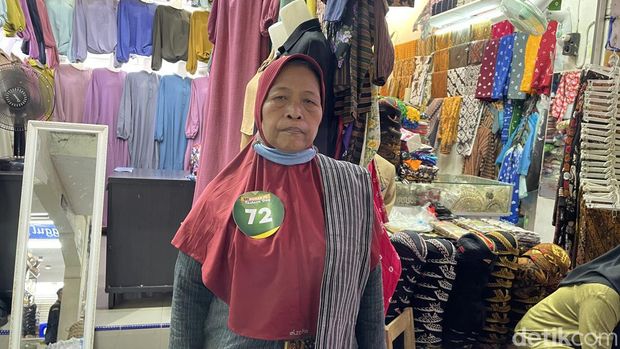 Para peserta fashion show ini berasal dari para pedagang maupun buruh gendong pasar. Event ini digelar Kamis (5/10/2023).