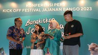 Andreas Maryoto - Food Historian Ari Astuti - Head of Marketing Nutrition Indonesia, PT Unilever Indonesia, Tbk. Nia Hanafie - Pengelola generasi kedua “Sop Konro Karebosi” Bowo - Pegiat pelestarian kuliner Indonesia yang merupakan Co-Founder “Dari Halte ke Halte” atau DHKH (komunitas pemberi rekomendasi ragam kuliner Indonesia) berbincang saat kick off Festival Jajanan Bango (FJB) 2023, di Jakarta.  