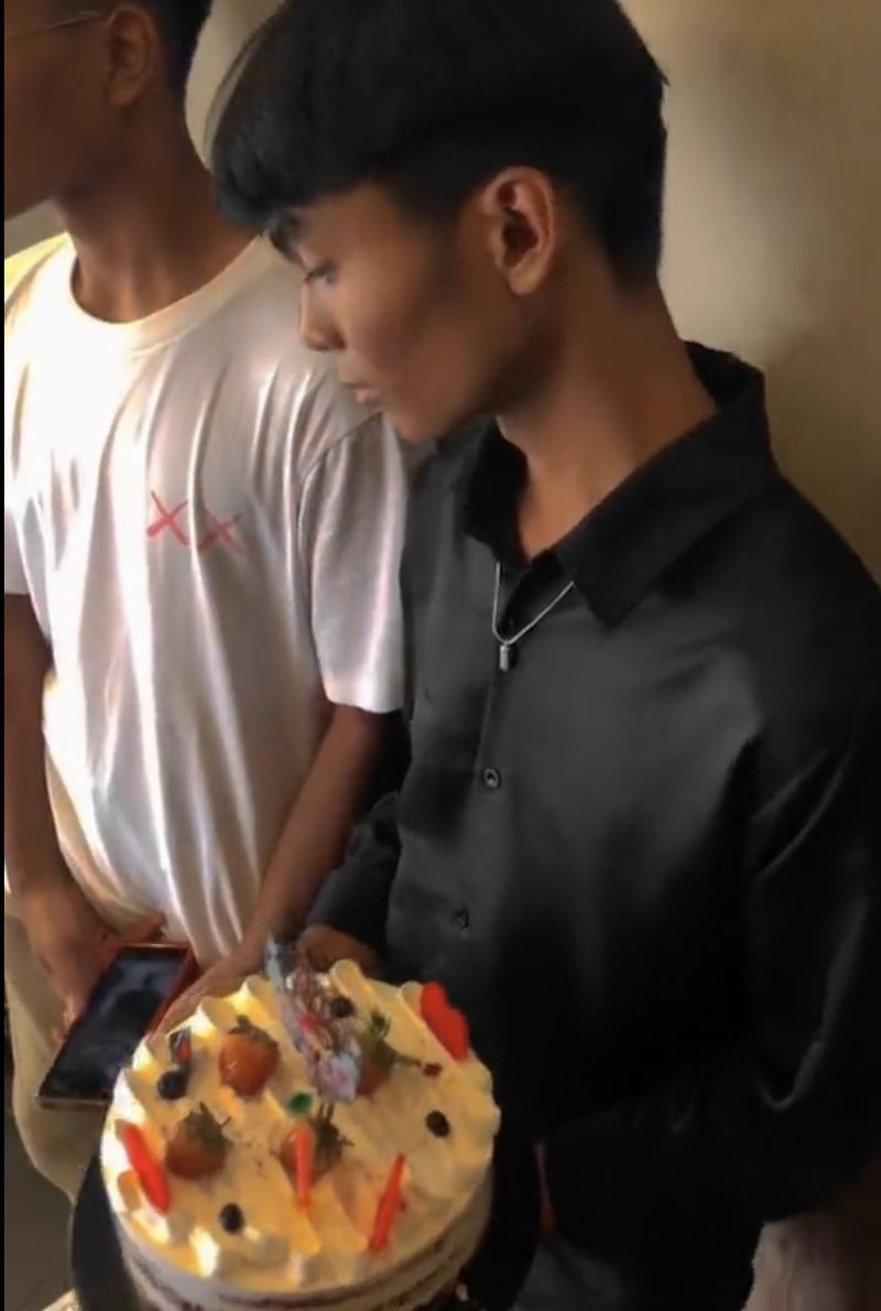 Bikin Haru! Momen Pegawai KFC Diberi Kejutan Kue Ultah oleh Anaknya