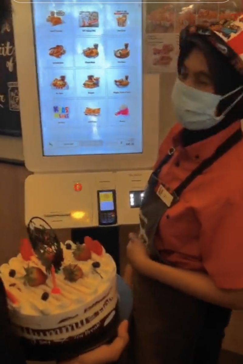 Bikin Haru! Momen Pegawai KFC Diberi Kejutan Kue Ultah oleh Anaknya