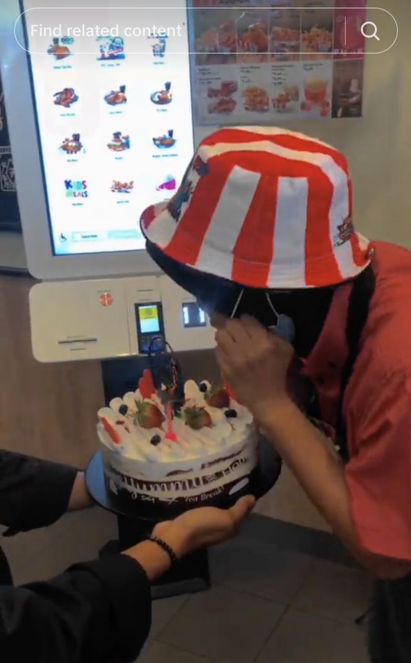 Bikin Haru! Momen Pegawai KFC Diberi Kejutan Kue Ultah oleh Anaknya