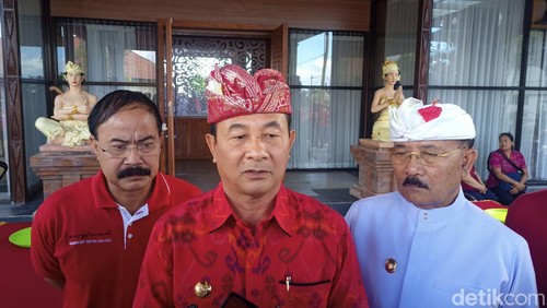 Bupati Karangasem I Gede Dana saat ditemui setelah rapat di wantilan kantor Bupati Karangasem, Kamis (5/10/2023).