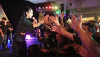 Grab-OVO memberikan dana bantuan senilai total lebih dari Rp16,2 miliar rupiah, untuk para Mitranya serta masyarakat umum yang merupakan pekerja transportasi dan UMKM. 
