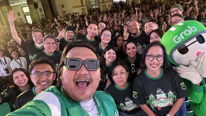 Puluhan ribu mitra terima dana tunai hingga beasiswa senilai Total Rp16,2 miliar. Apresiasi tersebut diserahkan diajang Hari Mitra Grab & OVO di Surabaya.
