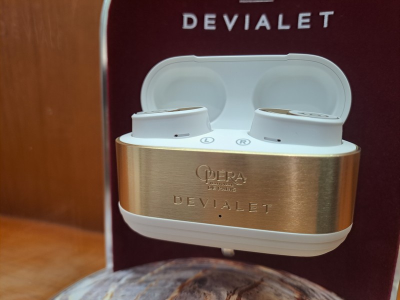 Devialet baru saja meluncurkan earbuds Gemini II. Salah satu variannya, Opera, memiliki lapisan emas 22 karat. Berapa harganya?