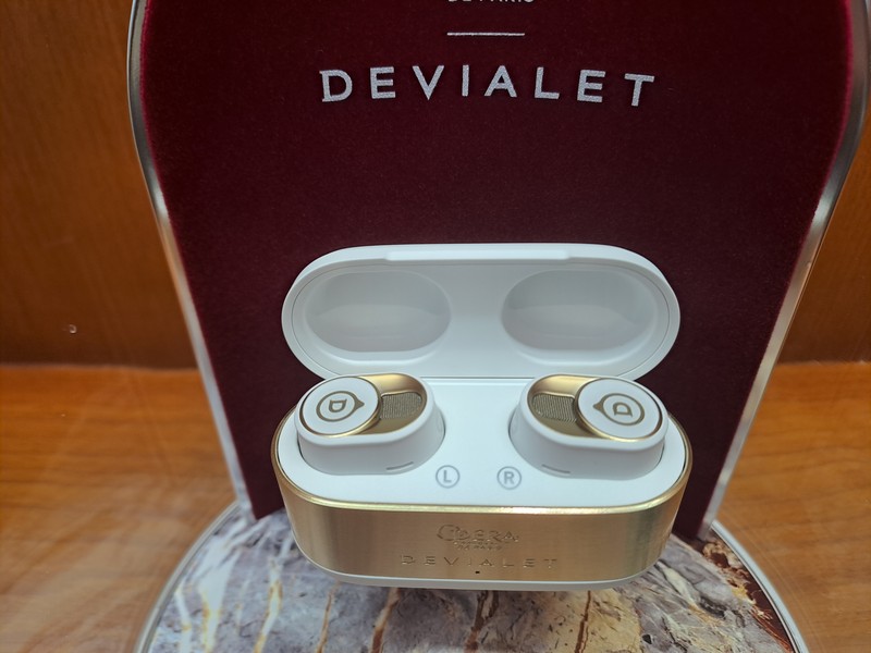 Devialet baru saja meluncurkan earbuds Gemini II. Salah satu variannya, Opera, memiliki lapisan emas 22 karat. Berapa harganya?
