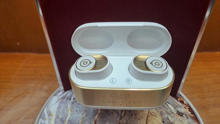 Devialet baru saja meluncurkan earbuds Gemini II. Salah satu variannya, Opera, memiliki lapisan emas 22 karat. Berapa harganya?