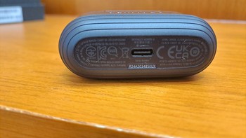 Ini adalah port pengisian daya di earbuds Devialet Gemini II. Foto: Aisyah/detikINET