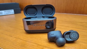 Teknologi baru untuk Devialet Gemini II, AWR (Active Wind Reduction), mengurangi pengaruh angin saat mendengarkan musik di luar ruangan. Setiap mikrofon dilapisi dengan bahan anti-angin dan terdapat cekungan yang melindungi membran mikrofon dari angin yang bertiup pada permukaan earbud. Foto: Aisyah/detikINET