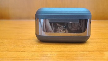 Tombol power untuk menyalakan perangkat earbuds Devialet Gemini II. Foto: Aisyah/detikINET