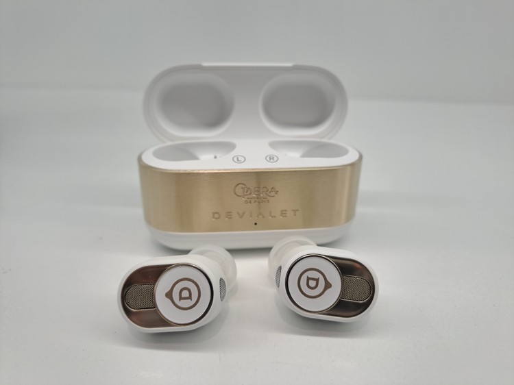 Devialet baru saja meluncurkan earbuds Gemini II. Salah satu variannya, Opera, memiliki lapisan emas 22 karat. Berapa harganya?