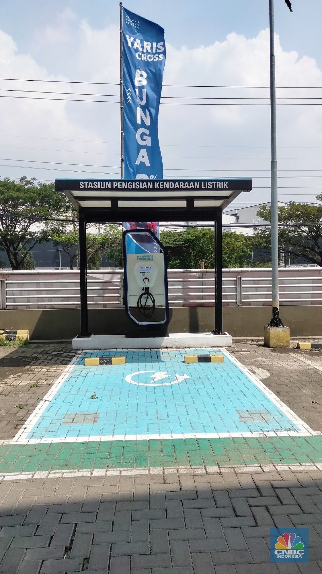 Dituding Tak Dukung Mobil Listrik, Pabrikan Jepang Ini Buat Charging Spot Gratis. (CNBC Indonesia/Ferry Sandi)