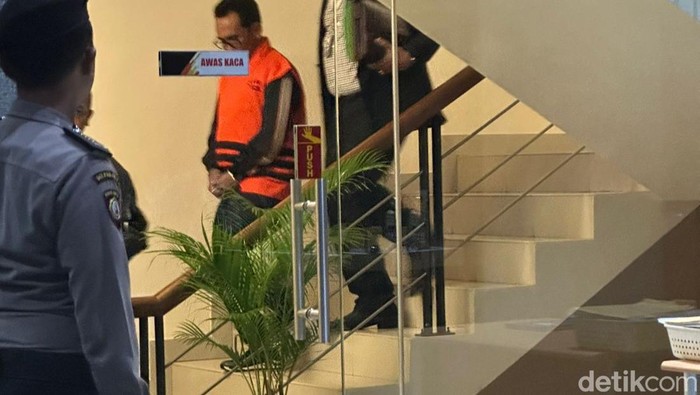 Eks Wali Kota Bima Muhammad Lutfi mengenakan rompi oranye di Gedung Merah Putih KPK pada Kamis malam (5/9/2023)