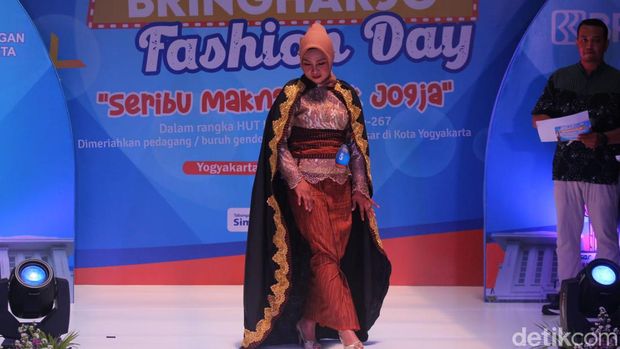 Para pedagang dari 29 pasar di Kota Jogja ikut dalam acara peragaan busana di Pasar Beringharjo, Jogja, Kamis (5/10/2023).