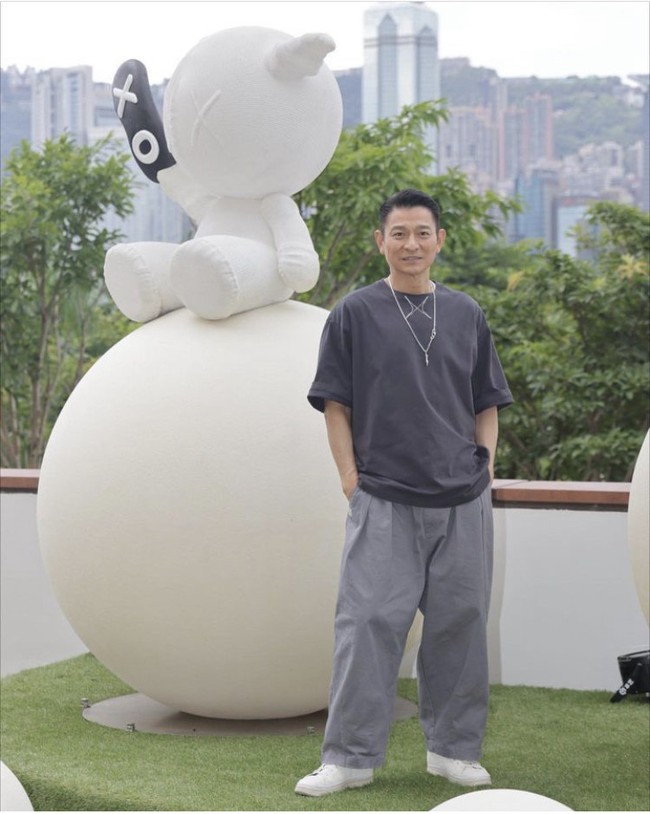 “Bahkan Andy Lau saja memaksa dirinya untuk tak makan nasi selama 10 tahun agar ia tetap bugar. Menjadi selebriti memang terlihat glamor di permukaannya, namun sulit dibayangkan betapa kerasnya upaya mereka di balik itu semua, tulis Wong Jing di akun Weibonya. Foto: Dok. Instagram @andylauox