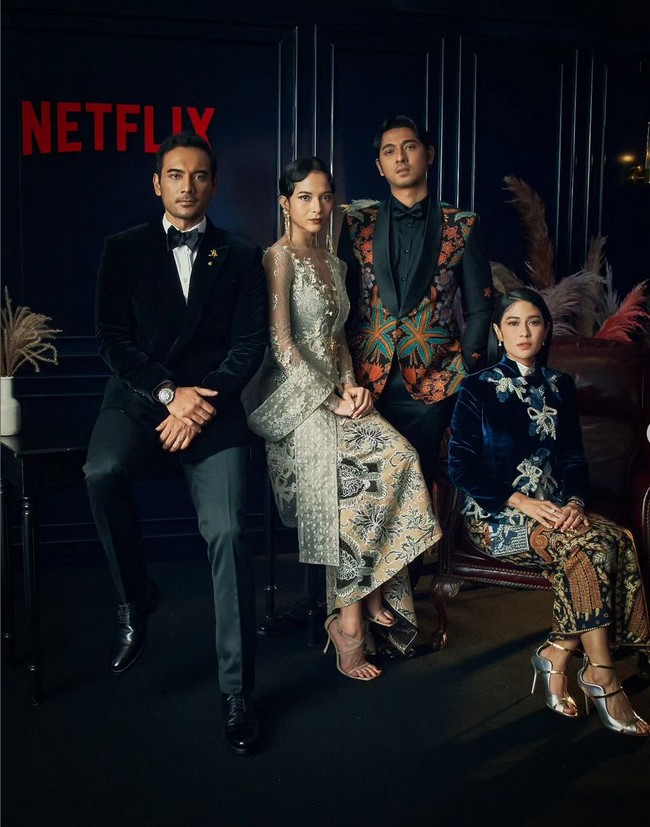 Dian Sastrowardoyo, Putri Marino, Ario Bayu dan Arya Saloka tampil glamor di pemutaran serial ‘Gadis Kretek’ di Busan International Film Festival, Korea Selatan, Rabu (4/10/2023). Foto: Instagram/@therealdisastr