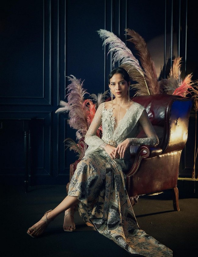 Putri Marino, pemeran Arum di serial ‘Gadis Kretek’ mengenakan kebaya modern asimetris dengan selendang yang menyatu bersama busana di bagian bahu. Putri memadukan kebaya berwarna hijau sage ini dengan rok batik beraksen drapery. Foto: Instagram/@saptodjojokartiko