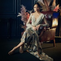 Putri Marino, pemeran Arum di serial ‘Gadis Kretek’ mengenakan kebaya modern asimetris dengan selendang yang menyatu bersama busana di bagian bahu. Putri memadukan kebaya berwarna hijau sage ini dengan rok batik beraksen drapery. Foto: Instagram/@saptodjojokartiko