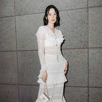 Di tempat dan waktu yang sama, Laura Basuki juga menghadiri pemutaran perdana film yang dia bintangi, ’24 Jam Bersama Gaspar’.  Tampil di red carpet Busan International Film Festival, aktris 35 tahun ini tampil cantik mengenakan gaun rajut dengan aksen ruffle dari Chanel. Foto: Instagram/@laurabas