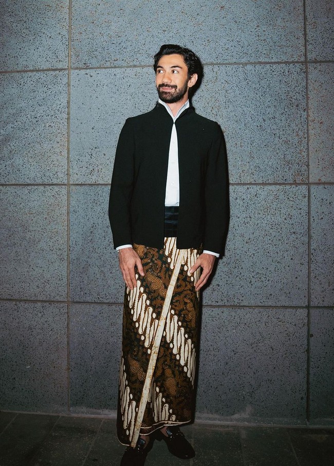 Bintang utama ’24 Jam Bersama Gaspar’, Reza Rahadian, memperkenalkan busana tradisional Indonesia di ajang film bergengsi ini. Reza mengenakan kemeja yang dipadu jaket model beskap dan kain batik motif Parang, lengkap dengan stagen. Berkap modern datang dari koleksi Kraton World rancangan Auguste Soesastro, sedangkan batik dari Go Tik Swan. Foto: Instagram/@officialpilarez