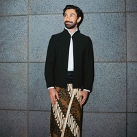 Bintang utama ’24 Jam Bersama Gaspar’, Reza Rahadian, memperkenalkan busana tradisional Indonesia di ajang film bergengsi ini. Reza mengenakan kemeja yang dipadu jaket model beskap dan kain batik motif Parang, lengkap dengan stagen. Berkap modern datang dari koleksi Kraton World rancangan Auguste Soesastro, sedangkan batik dari Go Tik Swan. Foto: Instagram/@officialpilarez