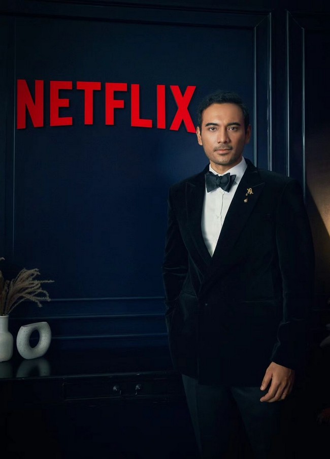 Ario Bayu memilih tampilan klasik berbalut setelan jas hitam serta dasi kupu-kupu. Bros yang disematkan di kerah kiri melengkapi busananya. Foto: Instagram