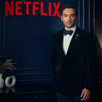 Ario Bayu memilih tampilan klasik berbalut setelan jas hitam serta dasi kupu-kupu. Bros yang disematkan di kerah kiri melengkapi busananya. Foto: Instagram