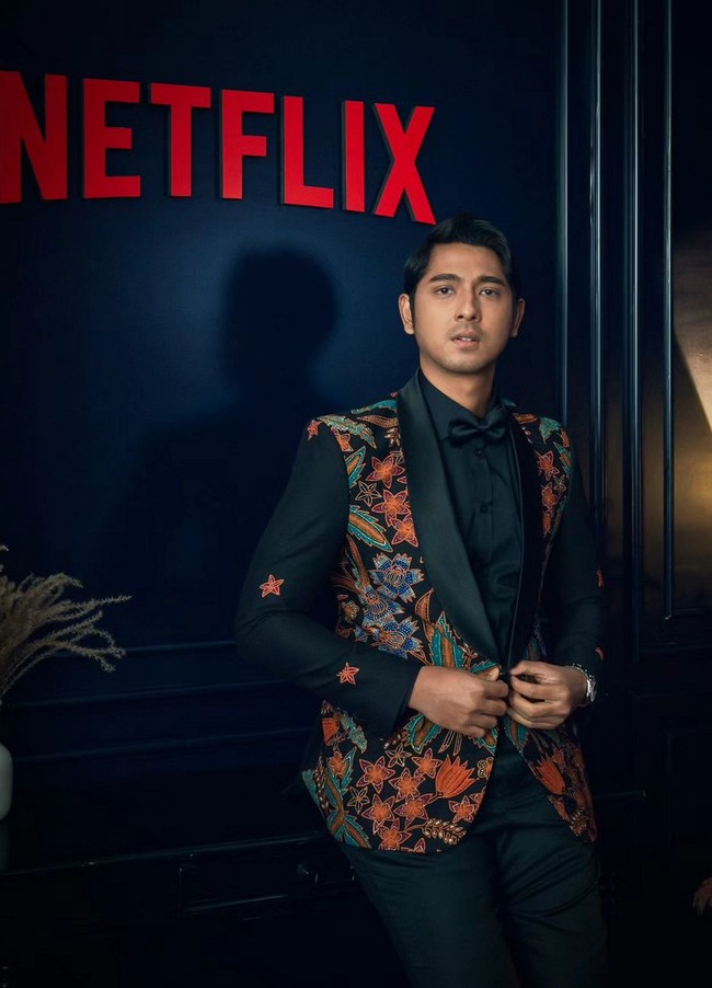 Arya Saloka mengenakan setelan jas dari koleksi Wong Hang Tailor. Jas berpotongan klasik tampil beda dengan aksen batik pesisir. Foto: Instagram