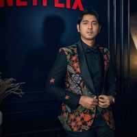 Arya Saloka mengenakan setelan jas dari koleksi Wong Hang Tailor. Jas berpotongan klasik tampil beda dengan aksen batik pesisir. Foto: Instagram