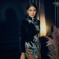 Dian Sastrowardoyo yang memerankan Dasiyah bergaya khas wanita Jawa dengan jaket beludru beraksen bordiran pita, dipadu kain batik klasik, rancangan Sapto Djojokartiko. Dian melengkapi penampilannya dengan clutch bling-bling dari Bulgari. Foto: Instagram/@therealdisastr